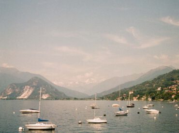 Der Lago Maggiore liegt im italienischen Piemont in der Lombardei und dem Schweizer Kanton Tessin. Für unseren Artikel waren wir in der Region Piemont, genauer in Verbania unterwegs. Wir waren auf Anhieb vom Charme der alten Villen begeistert und konnten uns schnell den Jetset – Tourismus der 1950er Jahre vorstellen. Kein Wunder also dass der […]